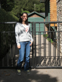 Sabine vor der HP Garage.JPG