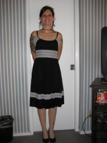 Sabine in ihrem neues Hochzeitsoutfit.JPG